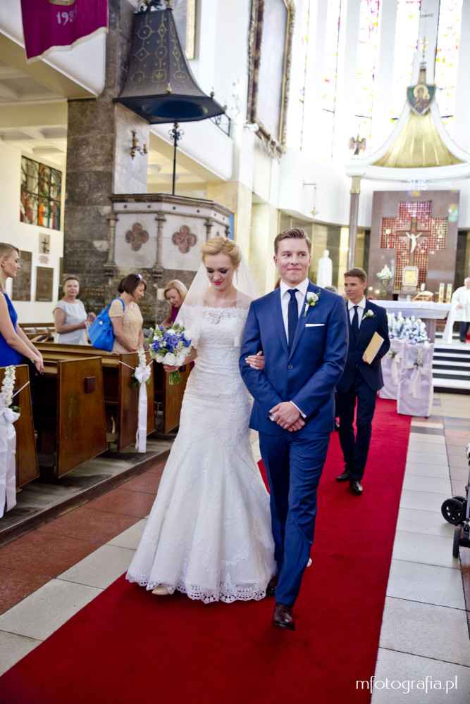 fotografia ślubna Pary Młodej przy wyjściu z kościoła